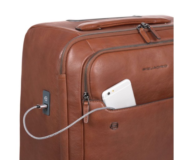 Troler de piele maro deschis pentru cabina de avion Piquadro, Compartiment laptop si iPad